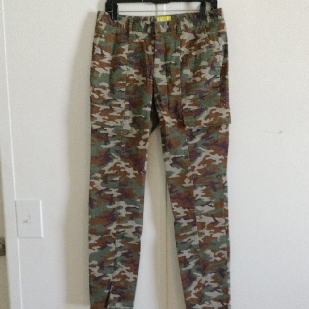 Q Mack Camouflage Cargo Pants Size 4